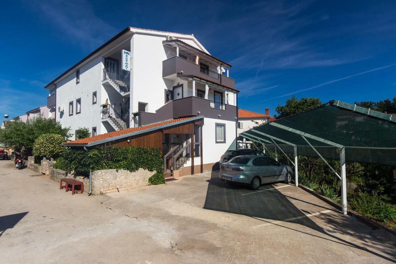 Apartments Hajl Đảo Krk Ngoại thất bức ảnh